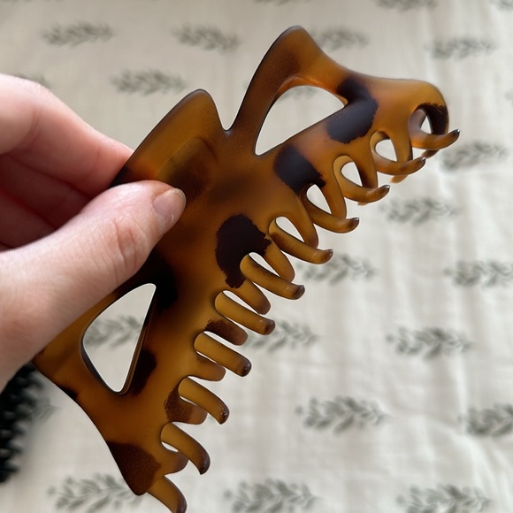 Kitsch Jumbo Claw Clips - Picture 4 of 5